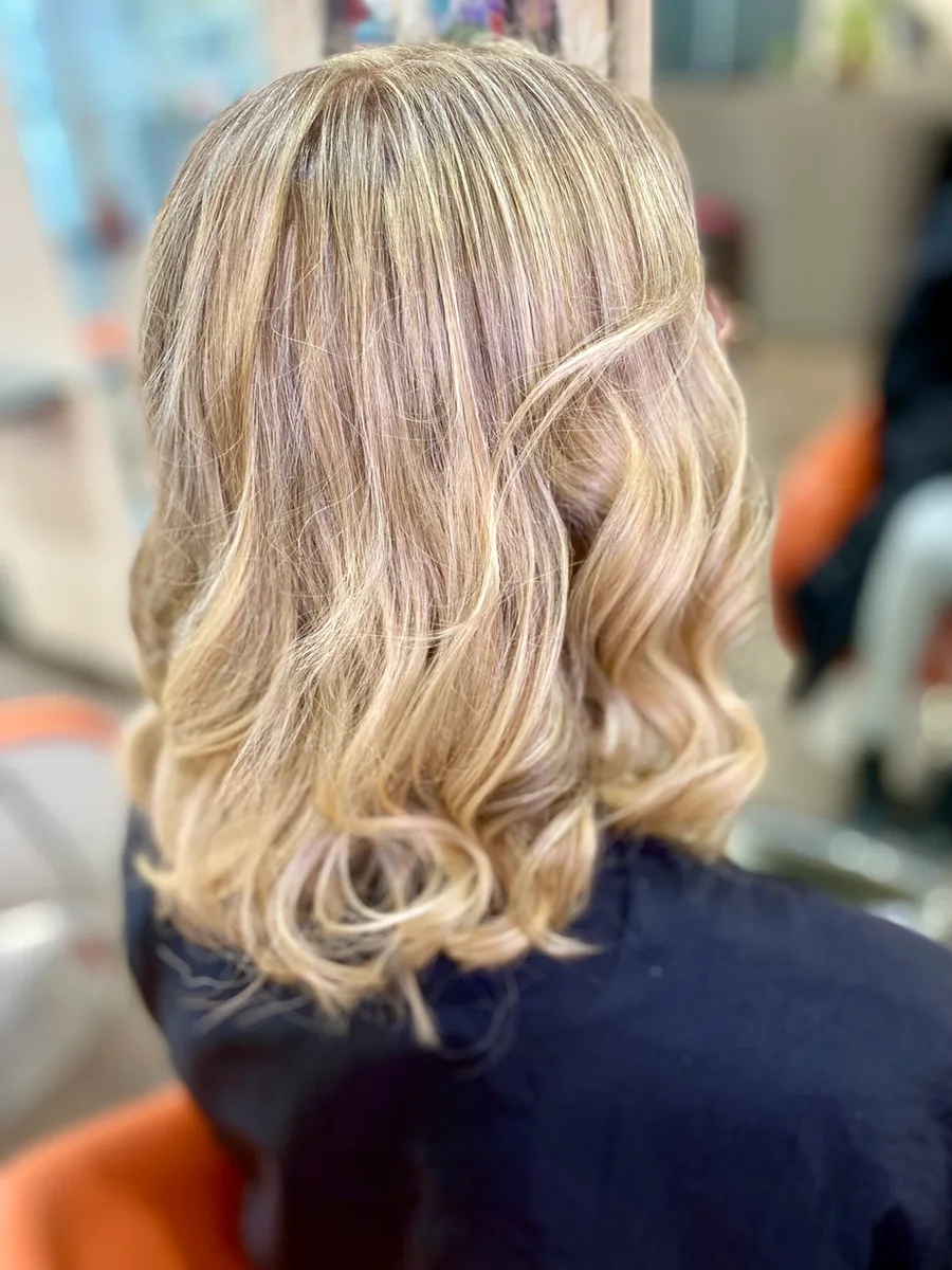 Détail d’un balayage blond aux ondulations souples