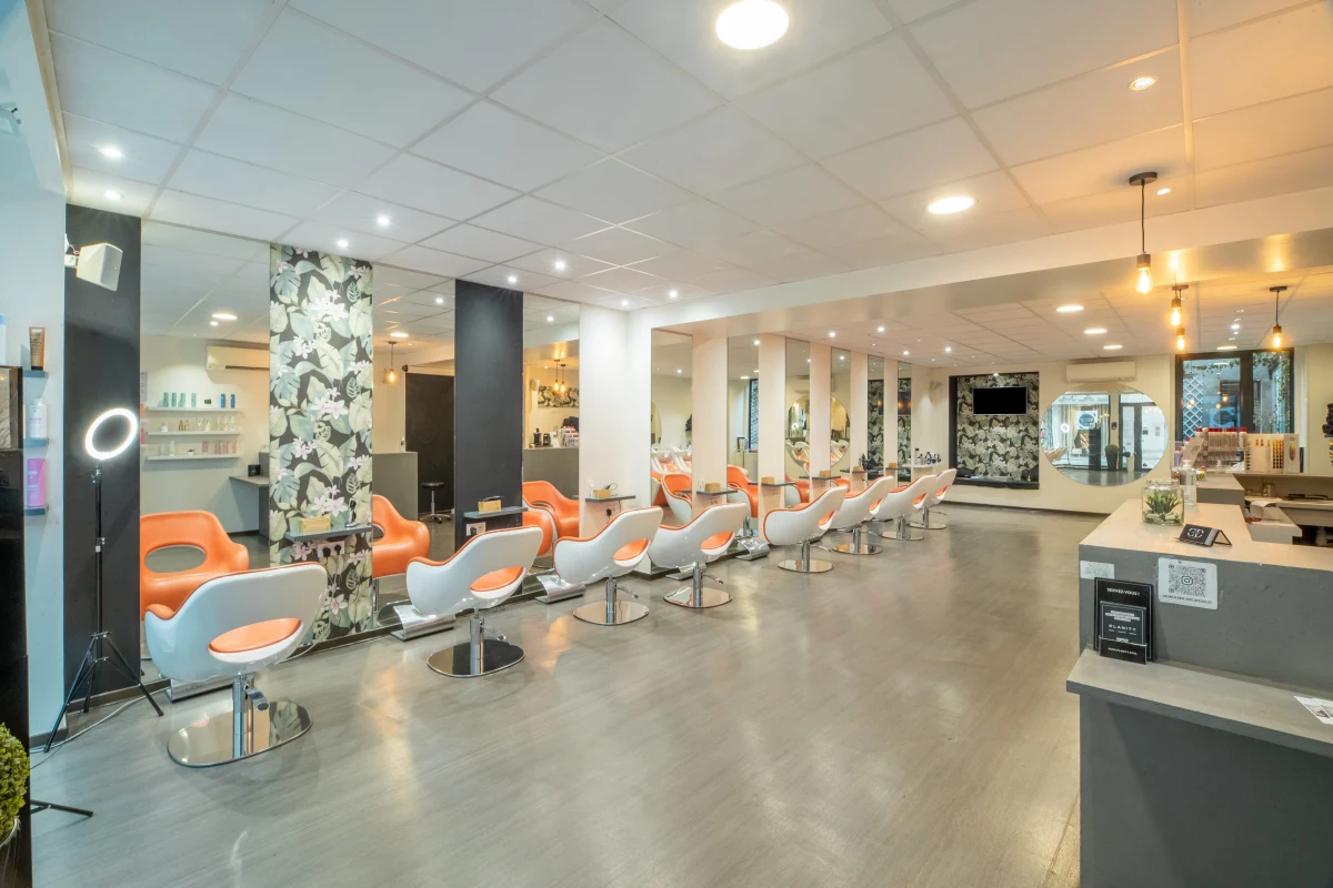 L’intérieur du salon Céline D, ses fauteuils cuivrés et ses grands miroirs